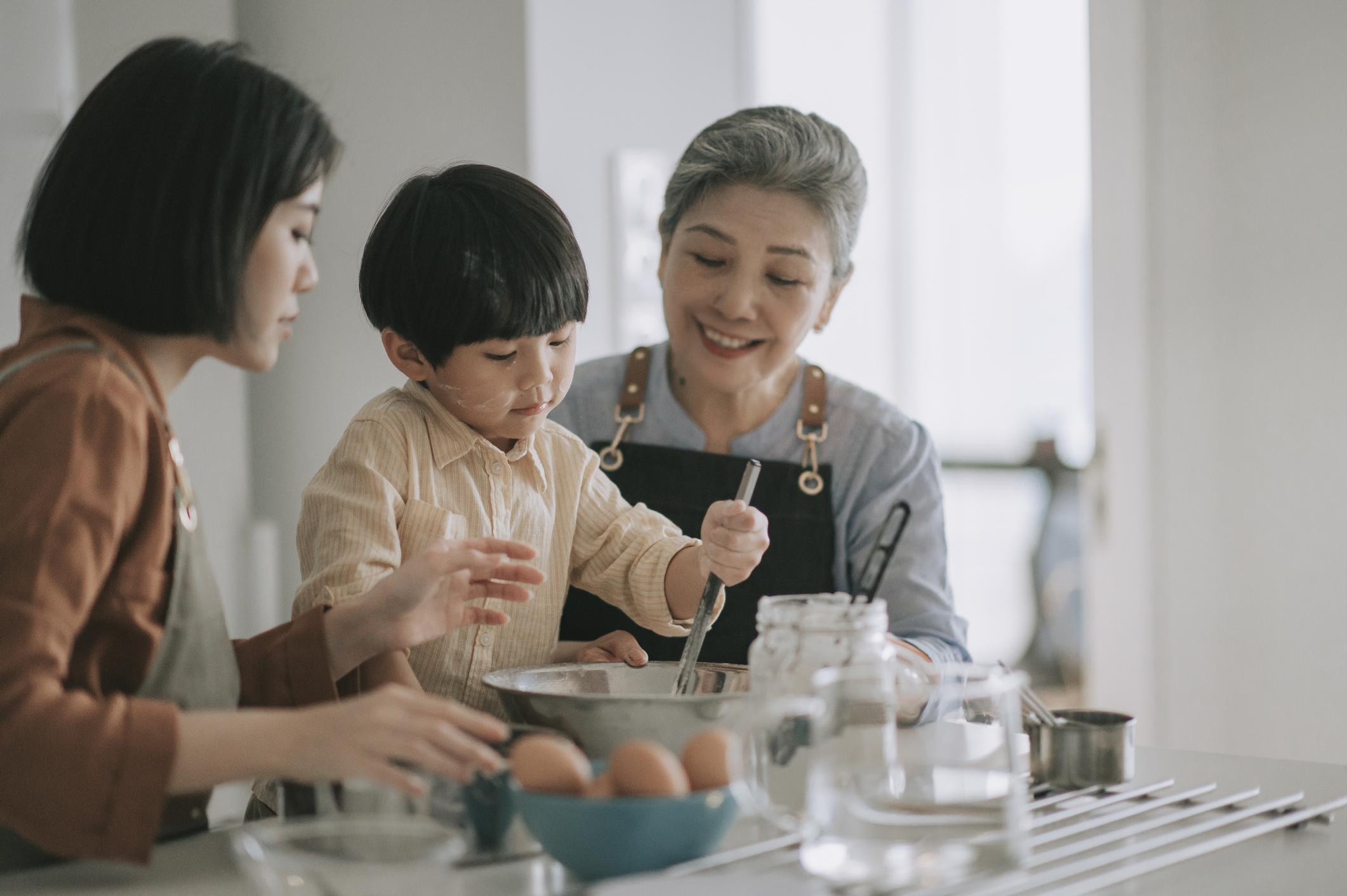 亚洲家庭为节日做饭